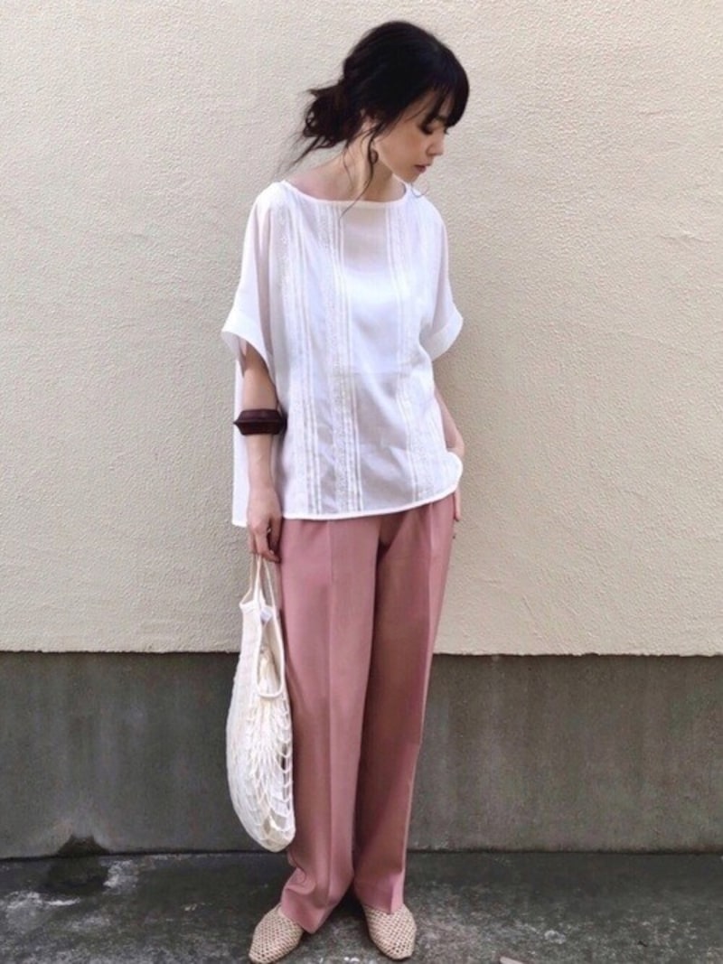 くすみピンクは万能に使えて華やかさも十分 出典:WEAR