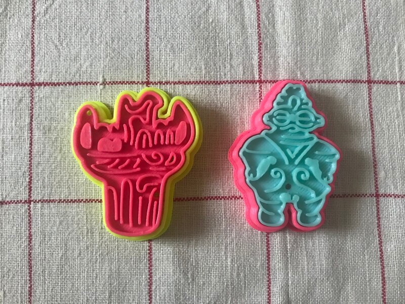 ユニークなクッキー型。火焔土器(左)と遮光器土偶(右)。