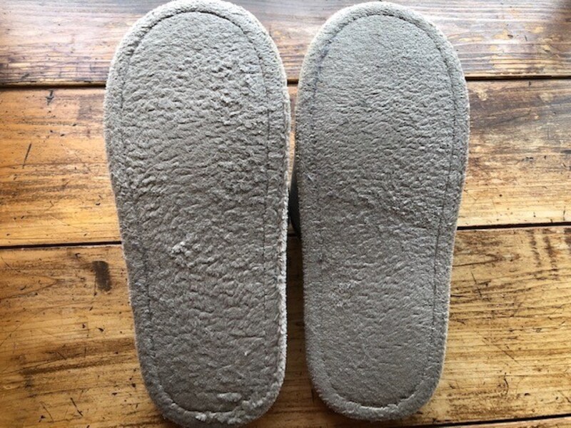 スリッパの裏側がポイント。写真では結構へたれているけれどポリエステルによって吸水性もよくなっている