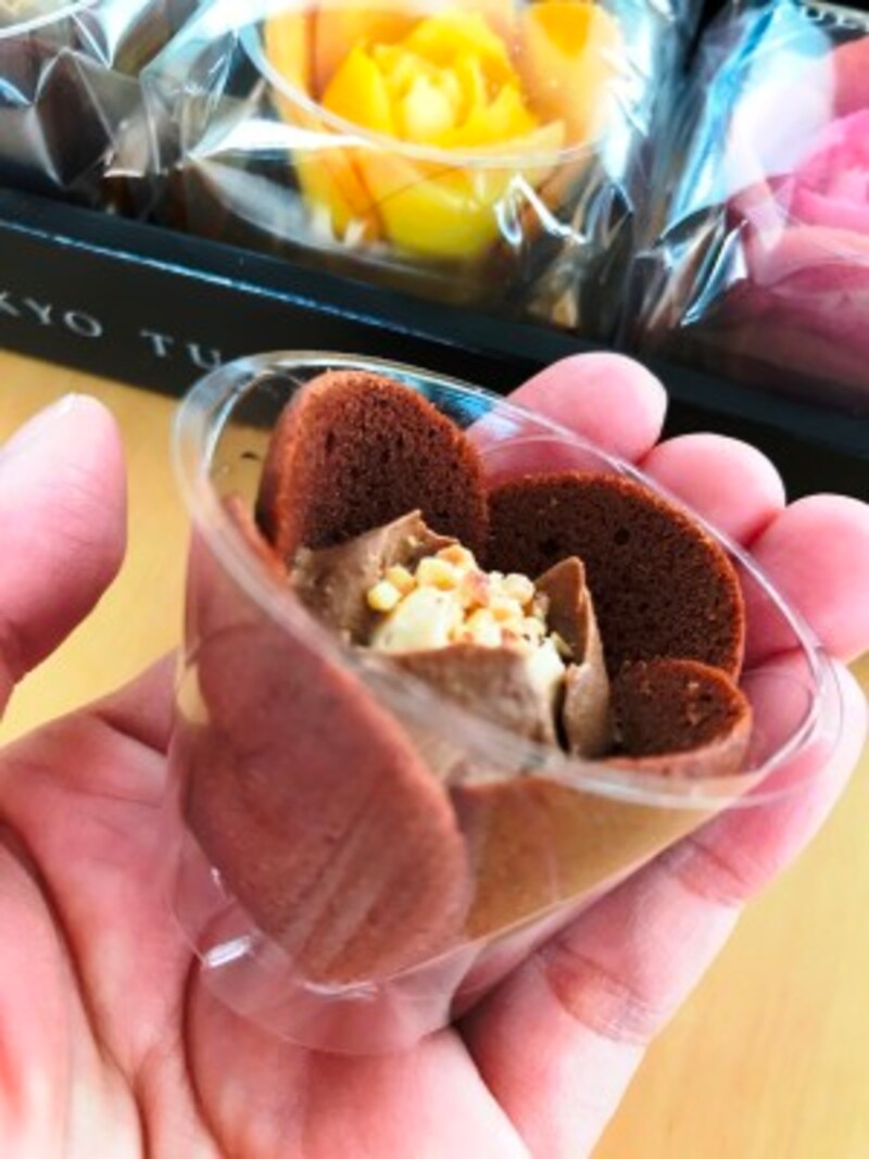 カップ入りのTOKYOチューリップローズ