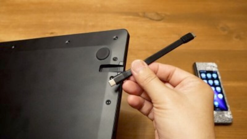 対応スマホとはUSB-Cケーブル1本で接続する