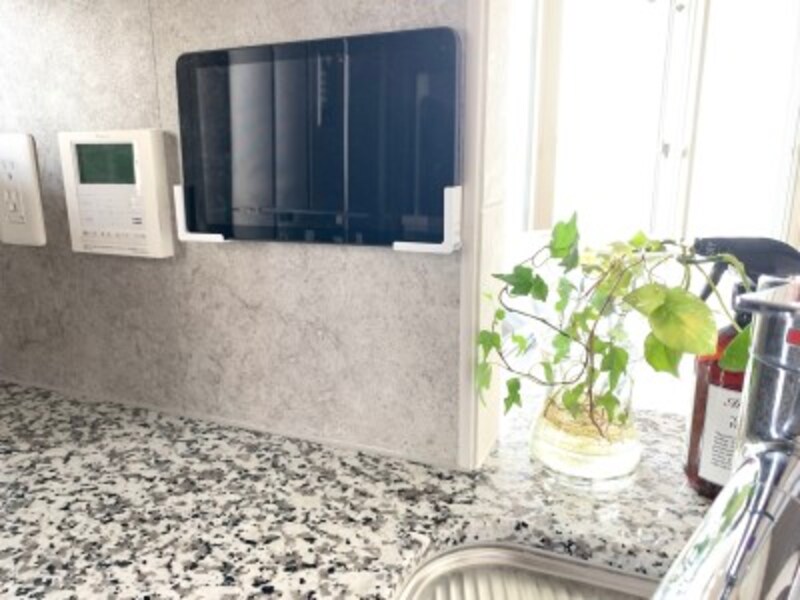 スマートフォンやタブレットを壁に取り付けることが可能