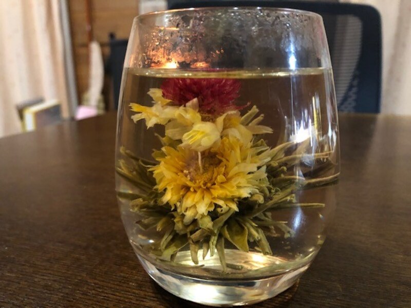 お湯を注いで数分。グラスの中で綺麗な花が咲く