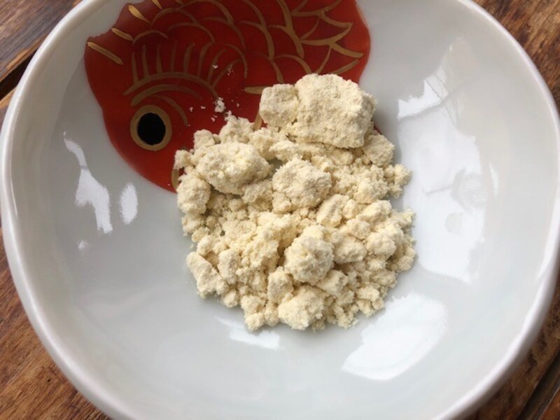 パウダー状になっているおから。水を足すと、一般的なおからになる