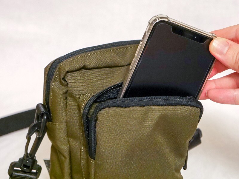 スマホがサッと取り出せる外ポケットが便利