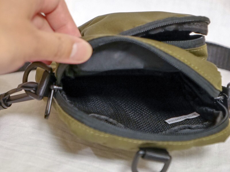 内側にはメッシュのポケットも