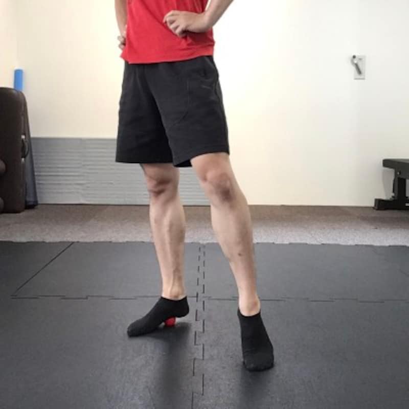 2. ゴルフボールを足裏の中央部より踵側で踏む