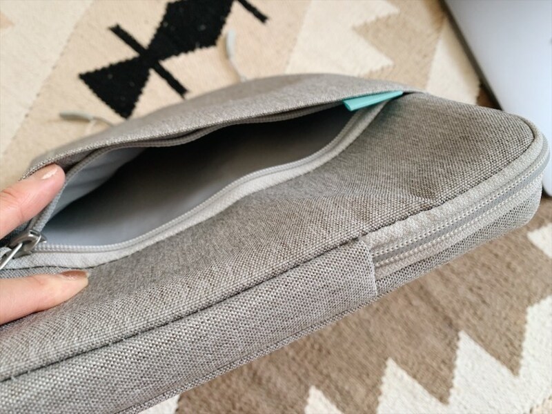 さりげなく付いたポケットも忘れやすいコードやペンを入れておくのに便利