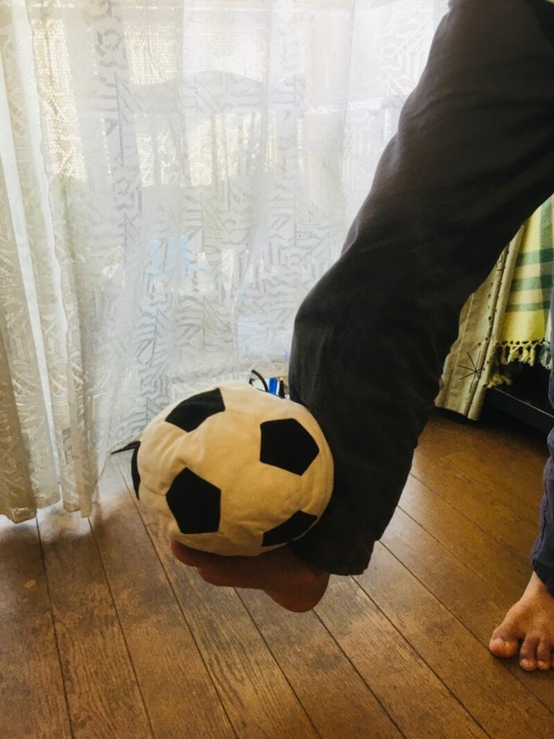 ボールを足の甲ですくう練習もできる