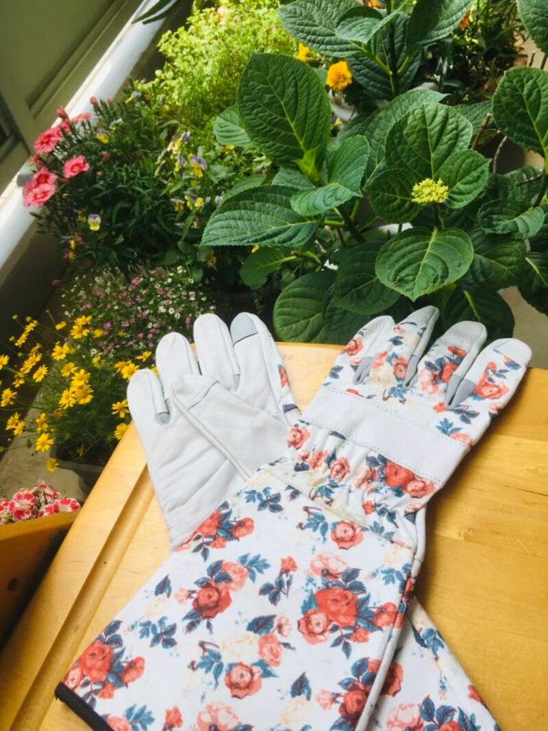 肘までの長さが15cmあり、手元の汚れを防げる