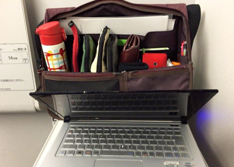 蓋をあけた状態ひらくPCバッグ