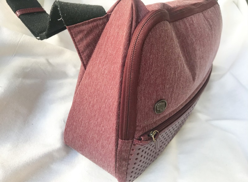 ひらくPCバッグの横から見た画像