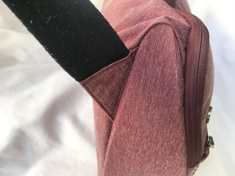 ひらくPCバッグのベルトのつけね