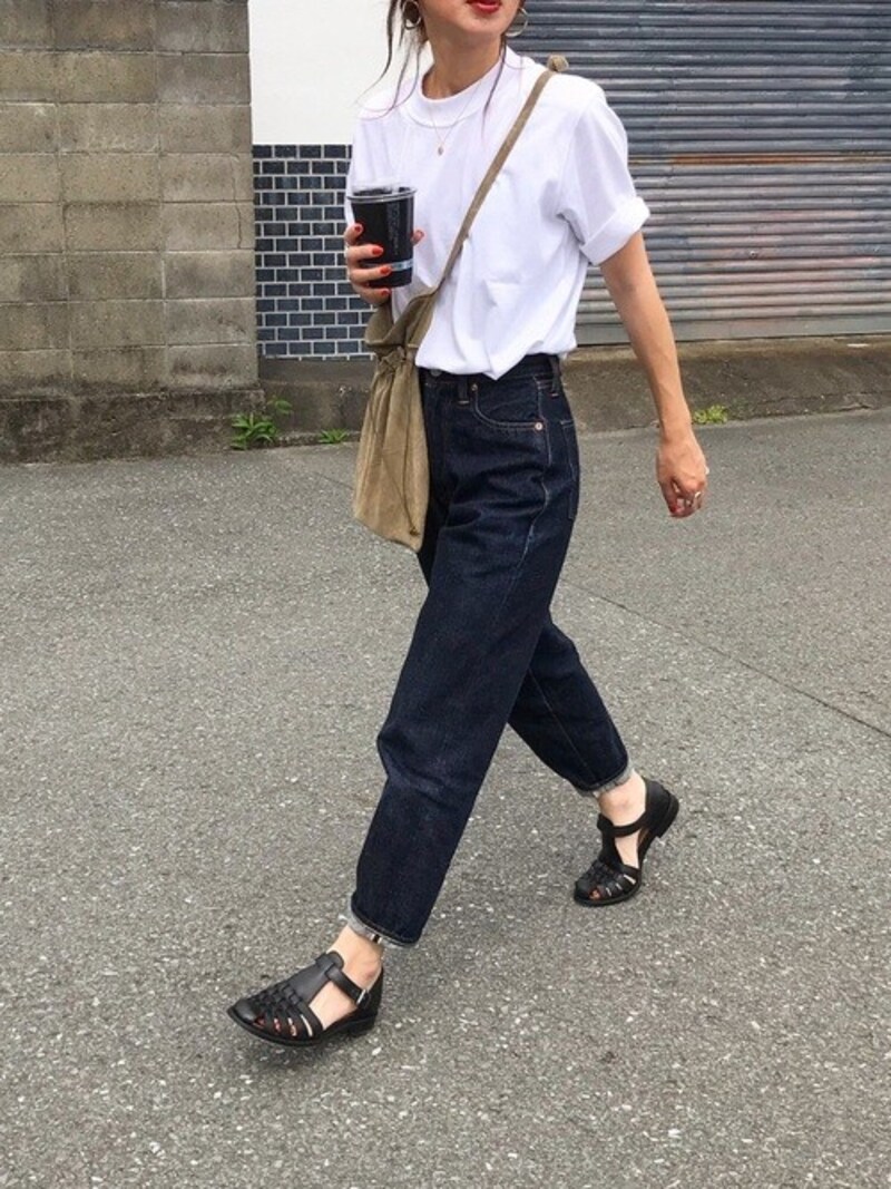 身体が泳ぐようなゆったりサイズを選び、袖をロールアップするとこなれて見えます　出典：WEAR