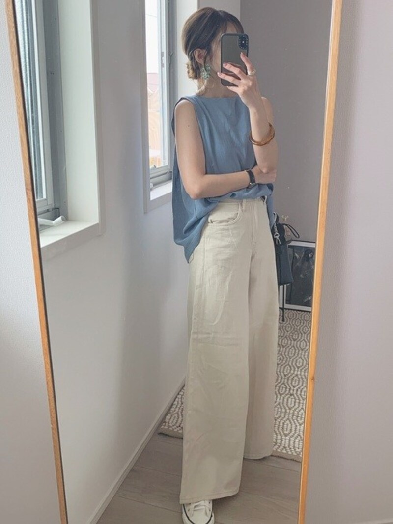 裾広がりなワイドシルエットは足のラインも気にならない 出典:WEAR