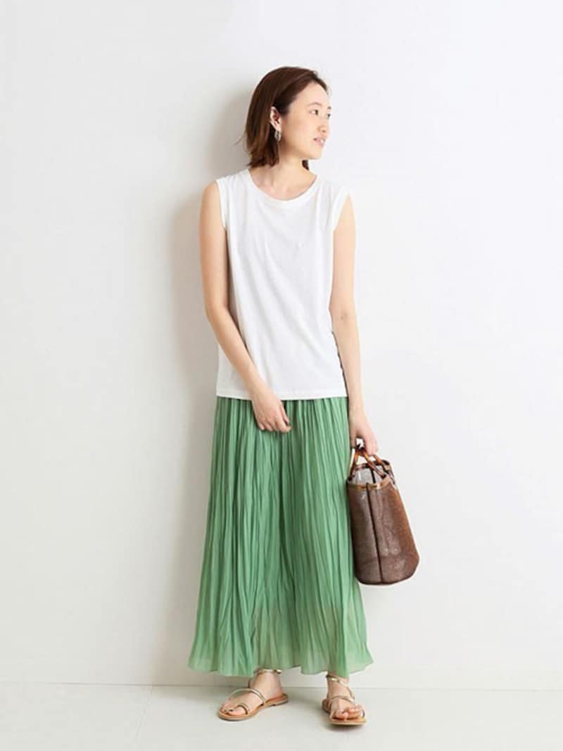 顔から遠いスカートならどんな色味もトライしやすい 出典:WEAR
