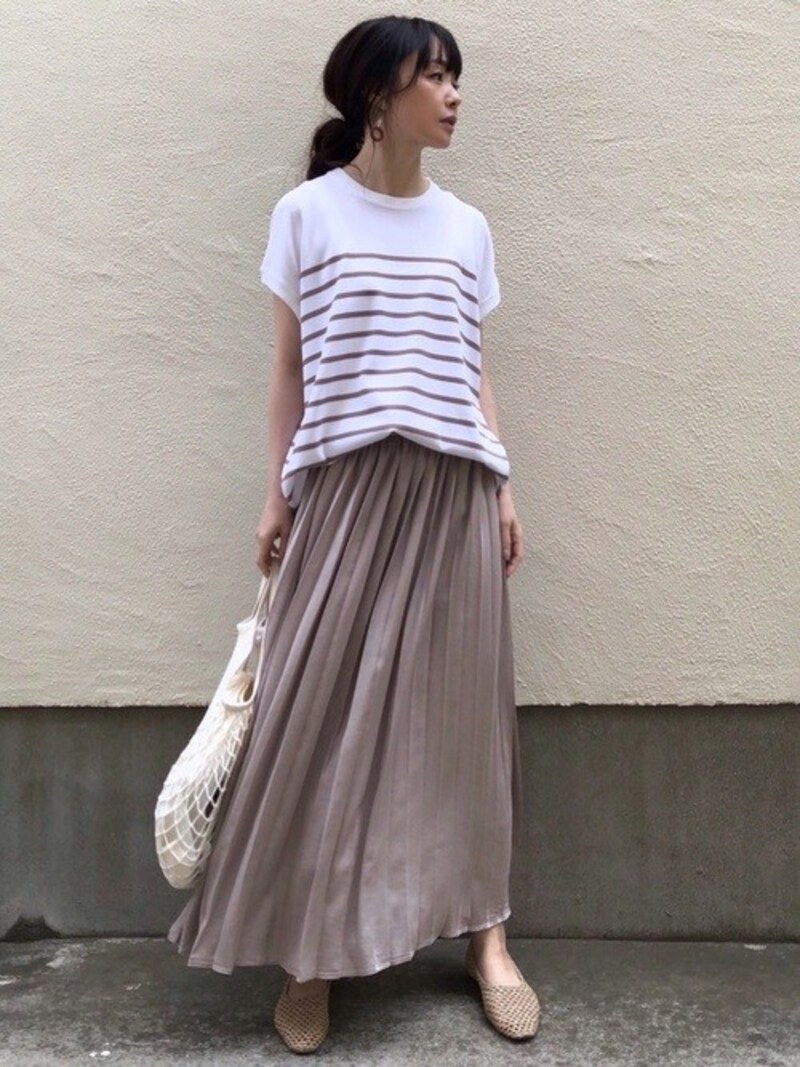 ツヤのあるサテンスカートはシンプルに着てもエレガントに見える 出典:WEAR