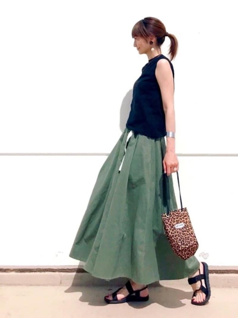 女性らしい長め丈スカートと相性抜群です 出典:WEAR