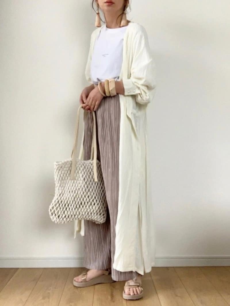 カットソー素材のゆるっとしたアイテムにはスポーティーさがいいアクセントに 出典:WEAR