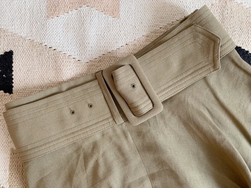 7.5センチとかなり太めの幅広ベルトが付いています