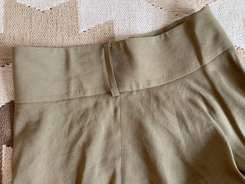 ベルトなしだと柔らかく、クリーンな印象で着られます