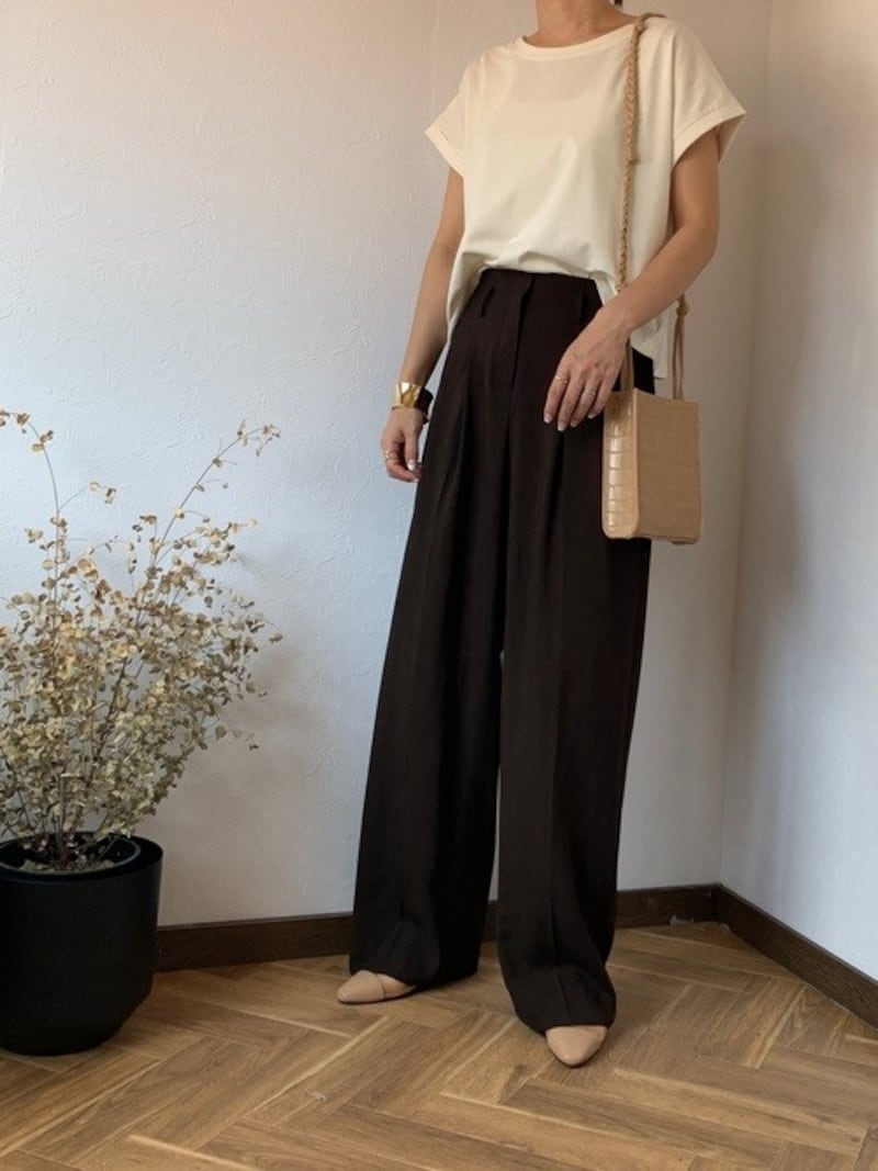 白Tにダークブラウンのパンツでカジュアル度をやわらげて　出典：WEAR