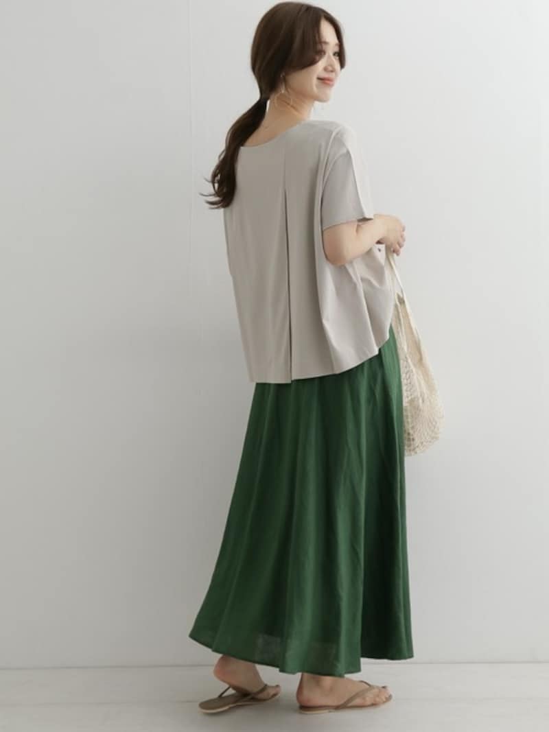 きれい色のスカートはTシャツとの相性も◎　出典：WEAR