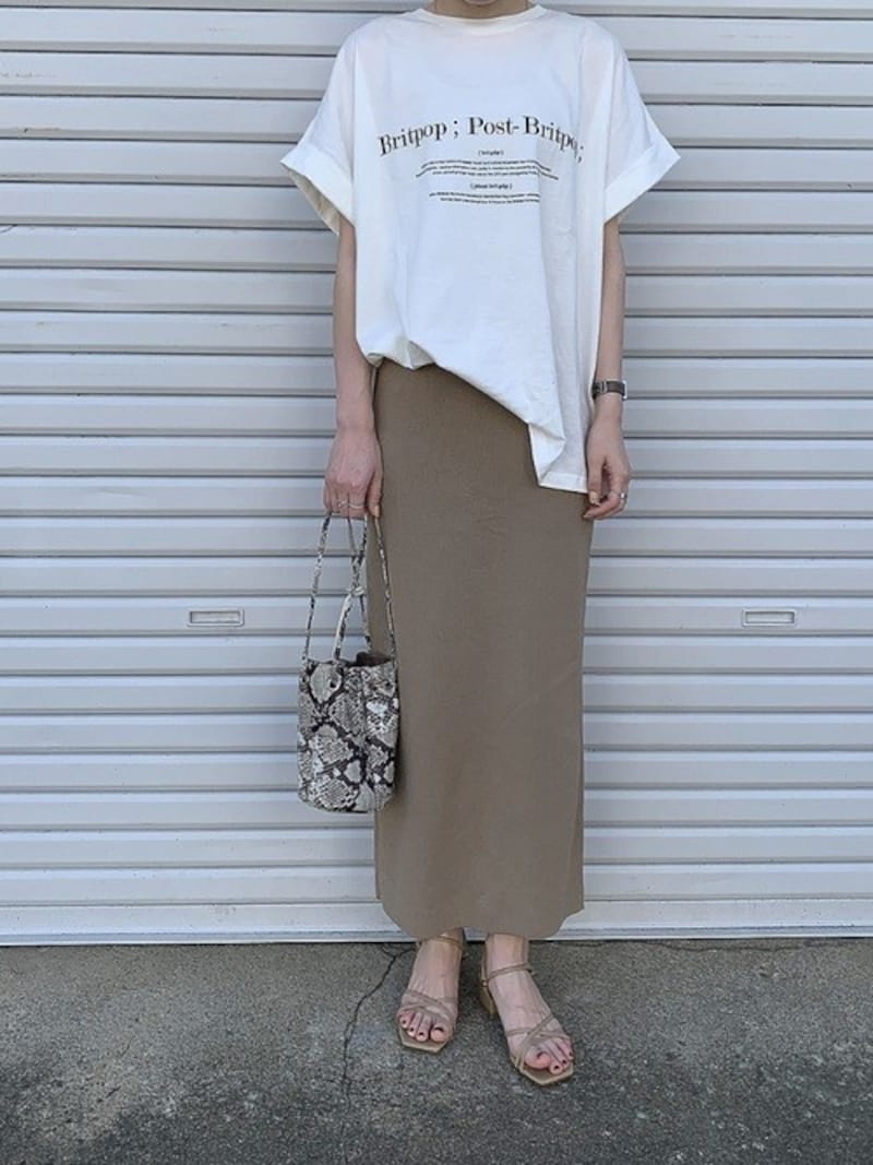 白のTシャツに派手過ぎないロゴ入りのものも使えます　出典：WEAR