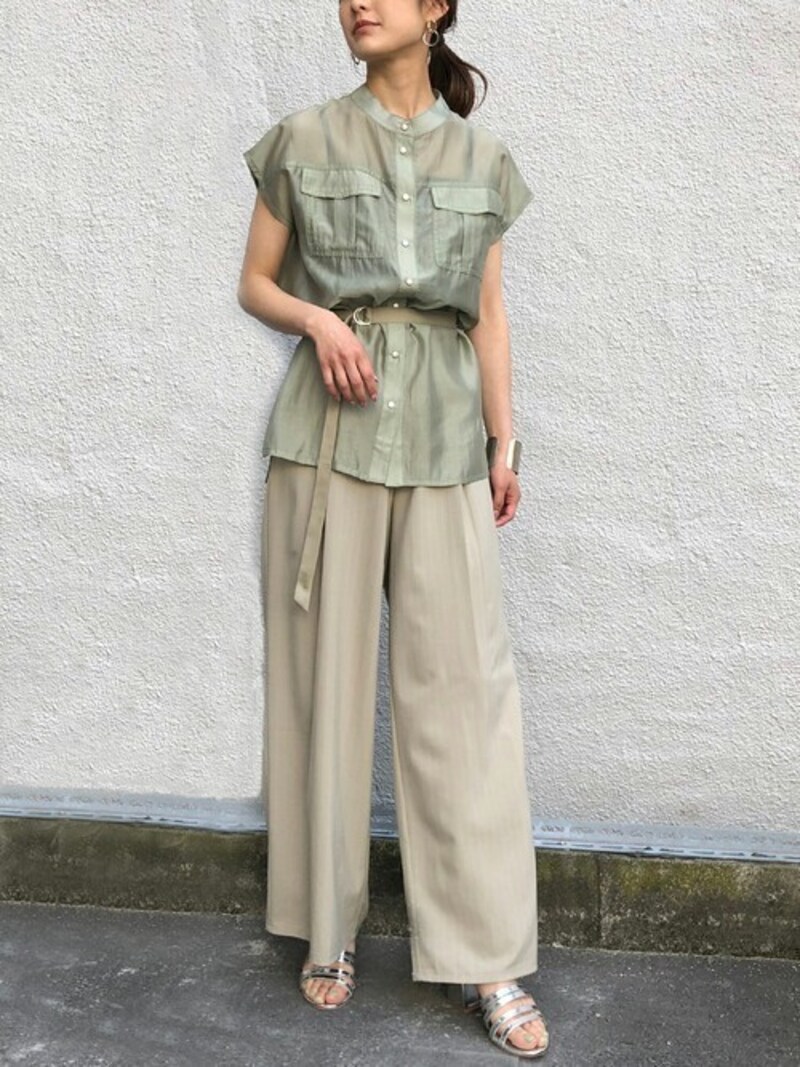 コーデ次第で幅広く着まわせるベージュパンツはこの夏マスト　出典：WEAR