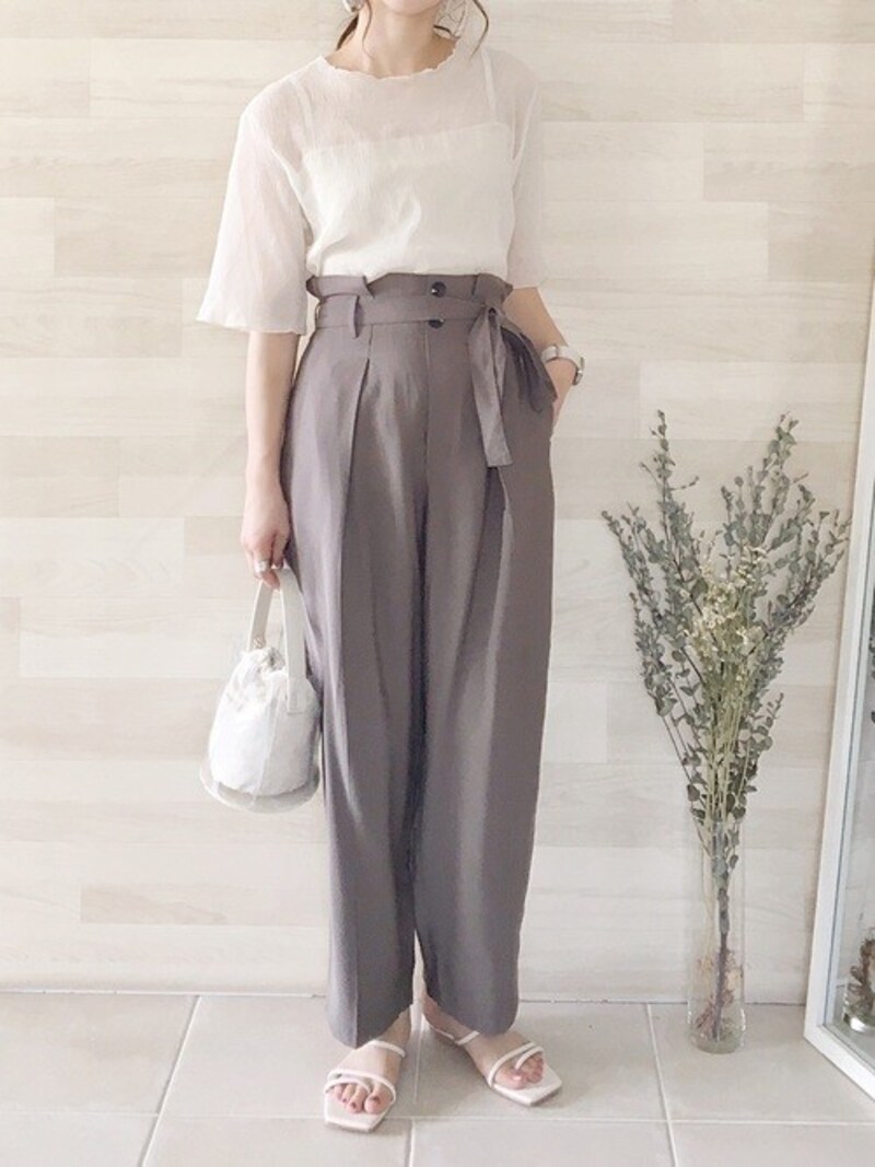 ブラウンやグレーが混じったようなニュアンスベージュも使えます　出典：WEAR