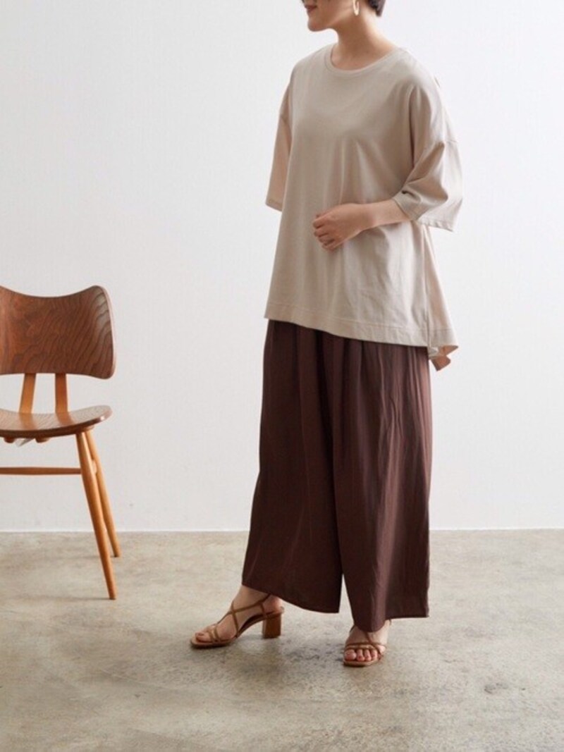 洋服がゆったりしたサイズ感になる分、アクセサリーや足元でバランスを　出典：WEAR