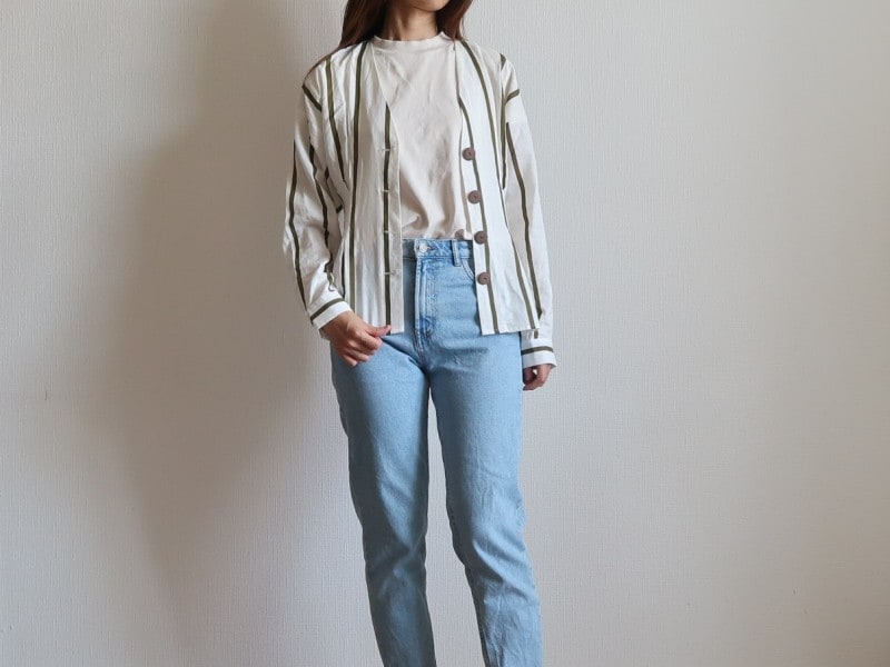 前開きの羽織りにしても、普通のシャツとはちょっと違うコーデが楽しめます