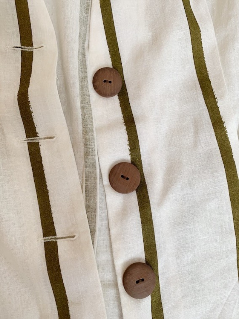 手描き風のストライプやウッド調ボタンなど細部までこだわりが