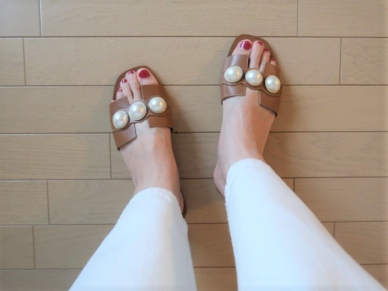大人可愛いZARAのパール付きぺたんこサンダルが買い
