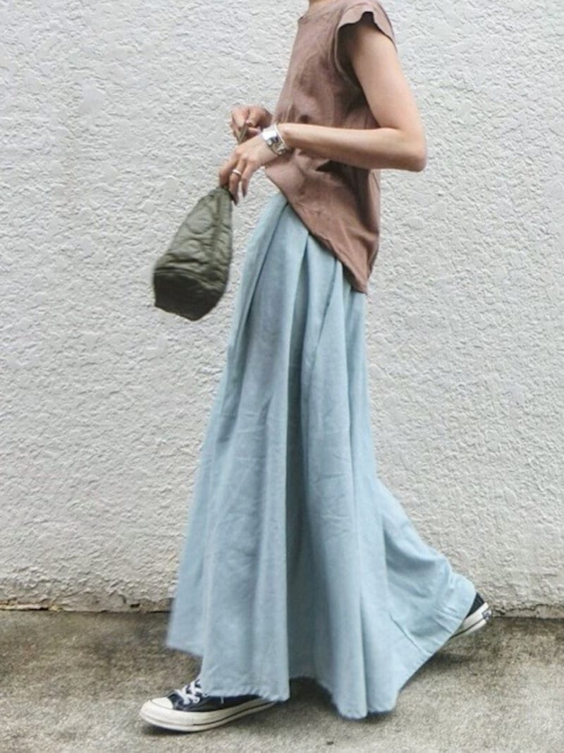 きれい色のリネンスカートでほっこり感をやわらげて　出典：WEAR