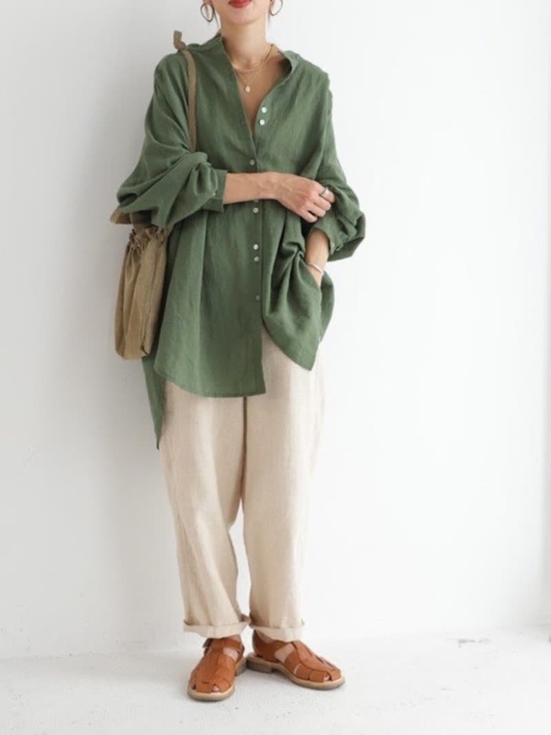 ゆるっとしたサイズ感でも辛口なカーキならすっきり都会的に　出典：WEAR