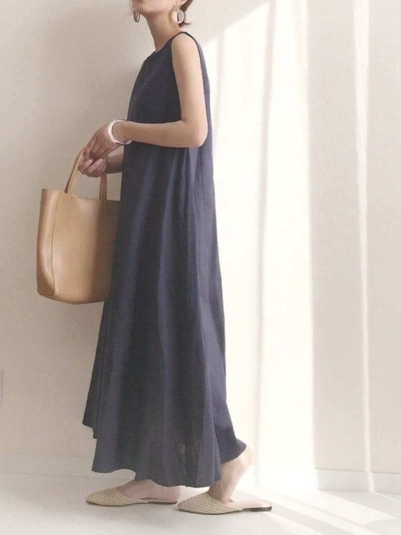 夏は耳元、腕元が特に目立つのでアクセサリーを足してみて　出典：WEAR