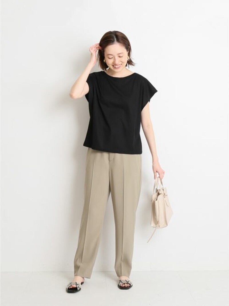 同じTシャツコーデでもきれいめパンツを合わせるとぐっとおしゃれに　出典：WEAR