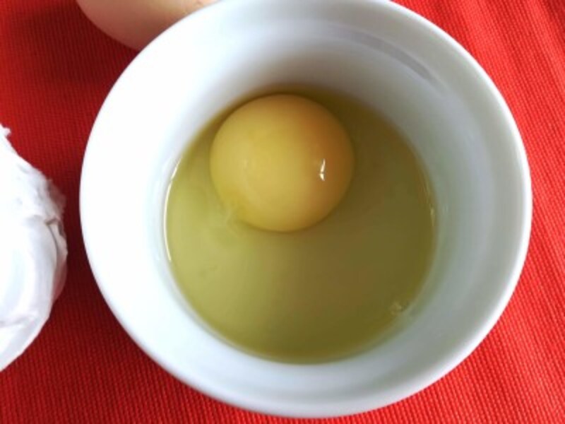 黄身の色は白(淡い黄色)