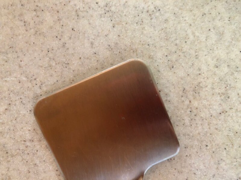 淵部分が薄くなっているから、食材の下に入れやすい