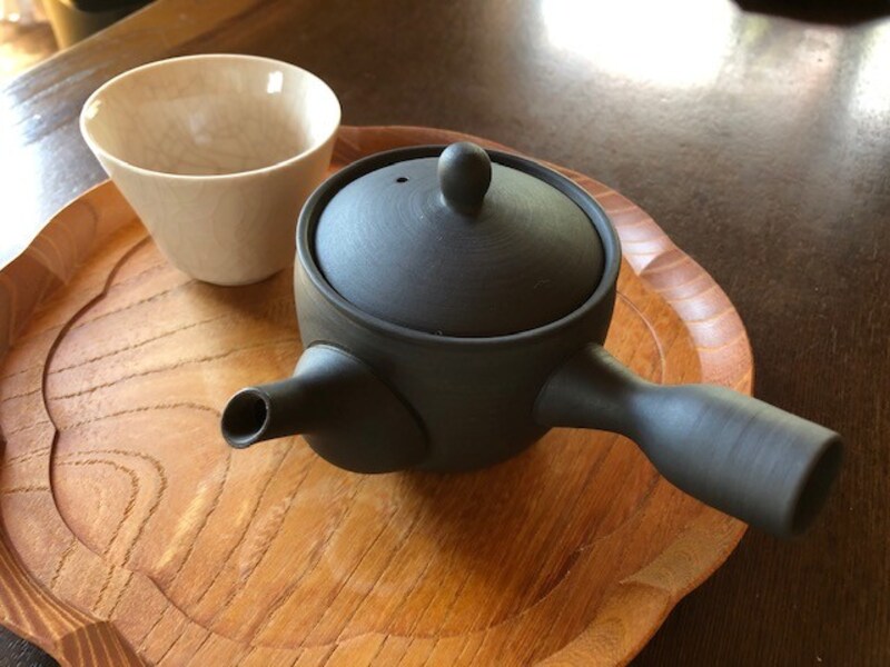小ぶりなサイズの万事急須。名前もチャーミング