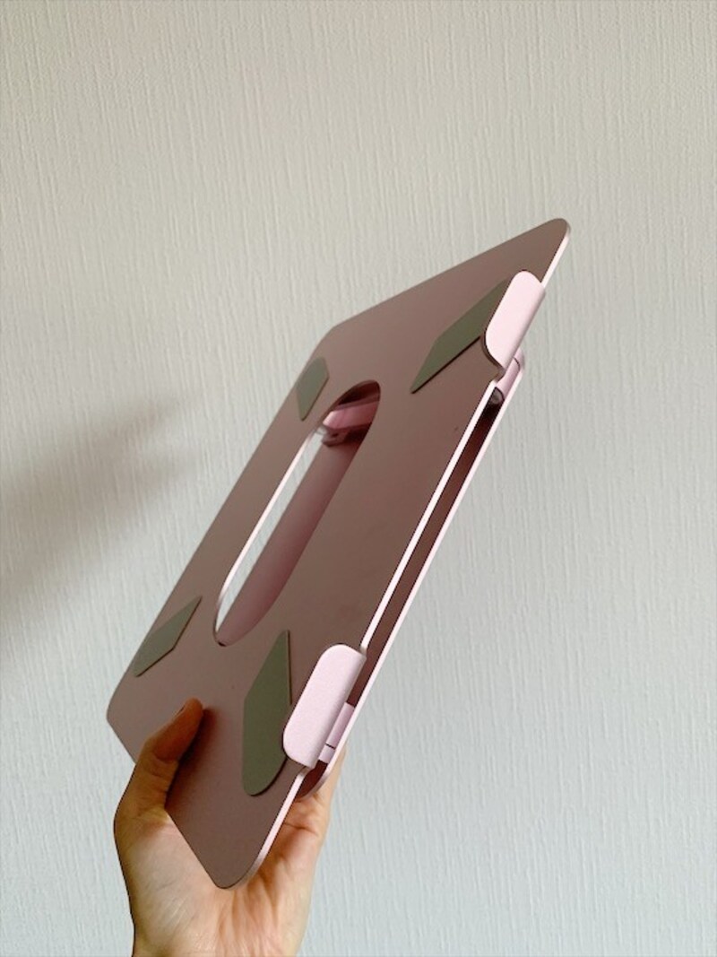 畳むとこれくらい薄くなるので、収納にも場所を取りません