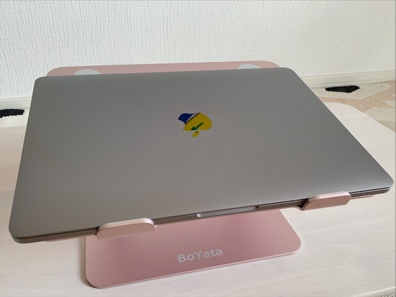 自分の目線に合わせてパソコンの高さを調整すると、疲れにくくなります