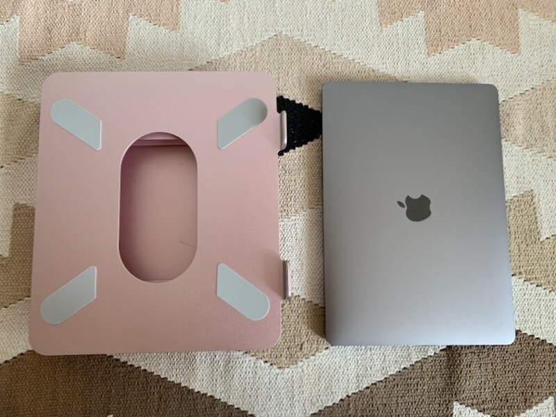 平置きでもこれくらいのサイズ感なので、本棚にも立てておけます