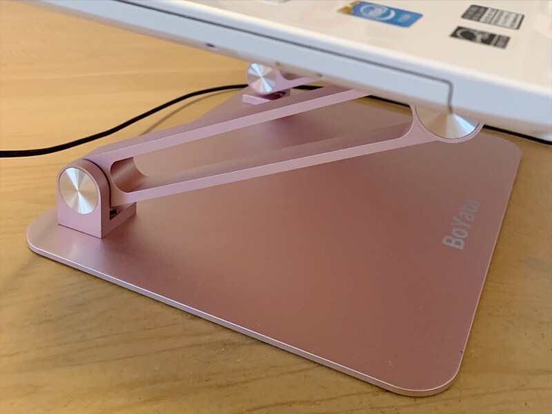 サイドから見た図。高さと角度を自由に変えることができます。