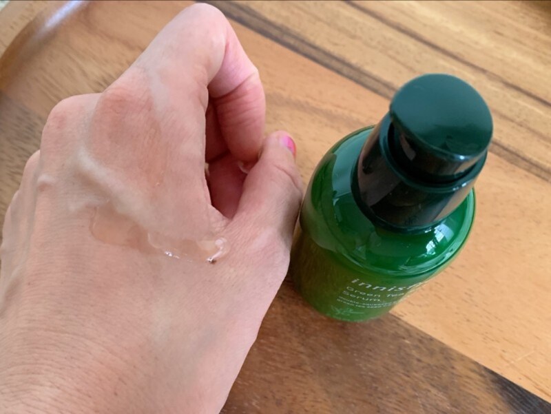 とろっとした柔らかいジェルのようなテクスチャーなのでパパっと塗れます