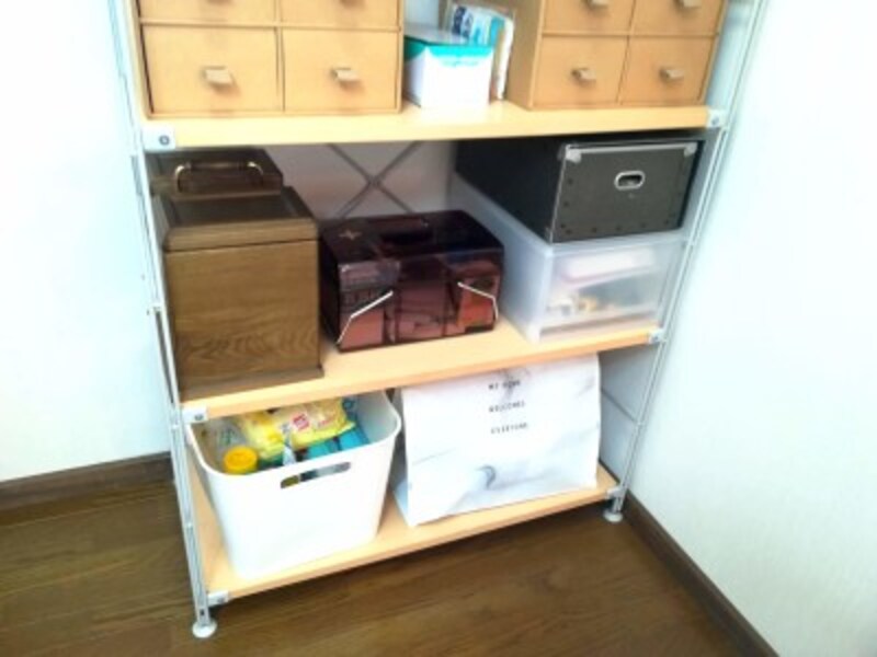 1番下の棚には非常用の持ち出し袋などを