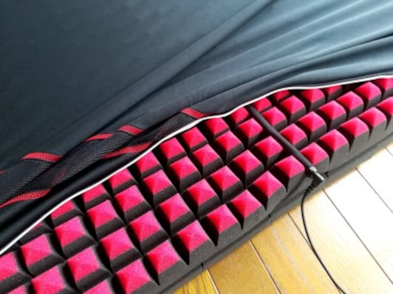 カバーはファスナーで取り外し可能。表地はポリエステル100%(吸水速乾加工)、裏地はポリエステル65% 綿35%