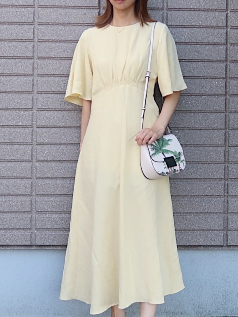 シルエットがきれいなレモンイエローのワンピースもZARAのリネン混