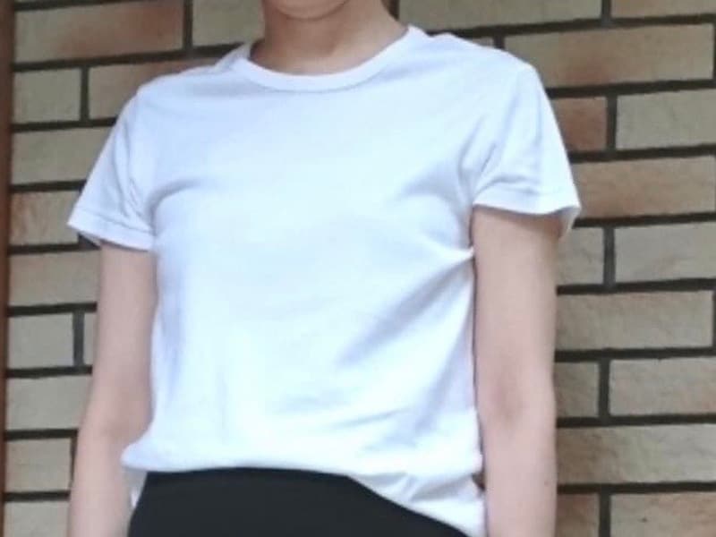 いわゆる定番の白Tは華奢な方におすすめ